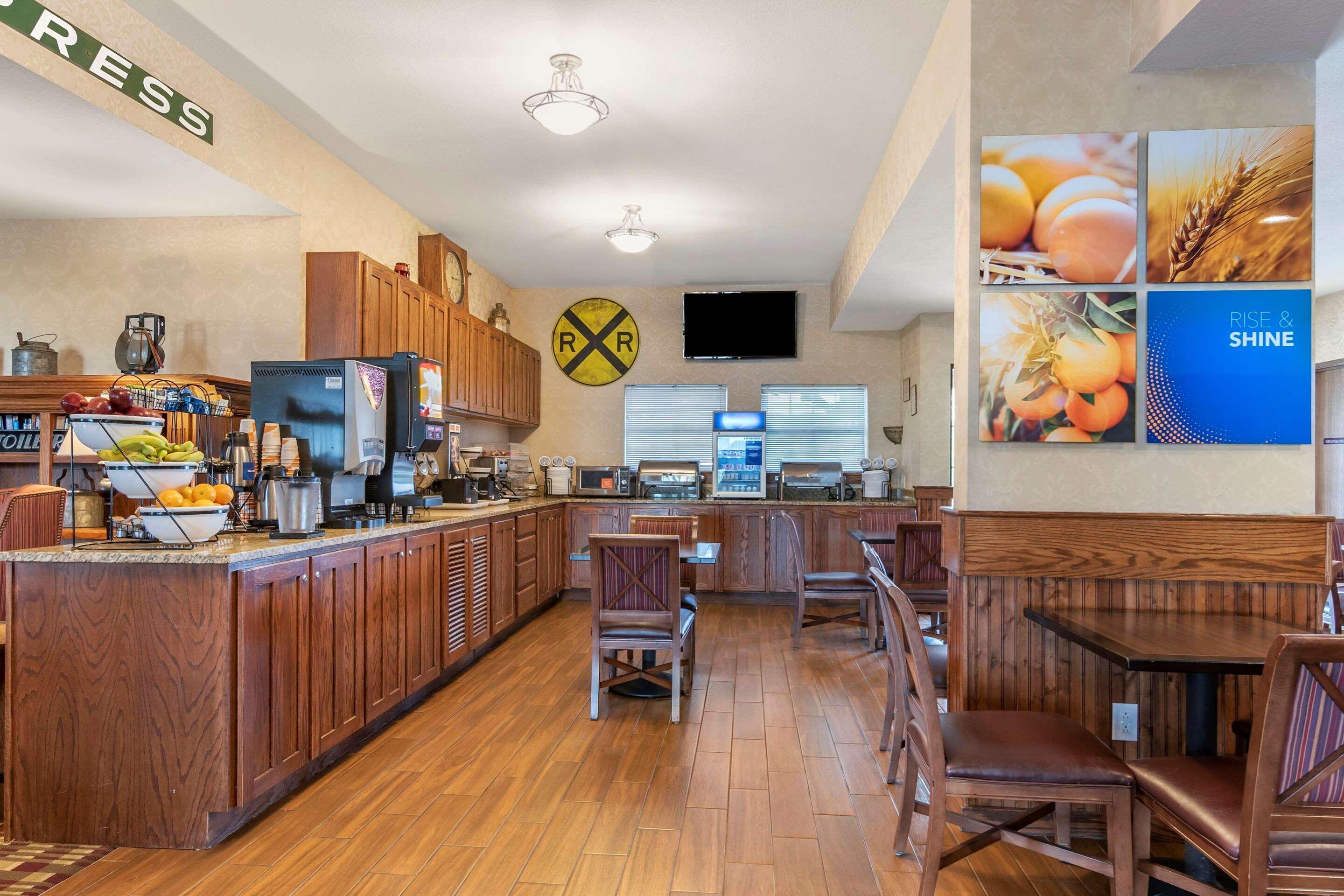 Comfort Inn Warrensburg Station Экстерьер фото